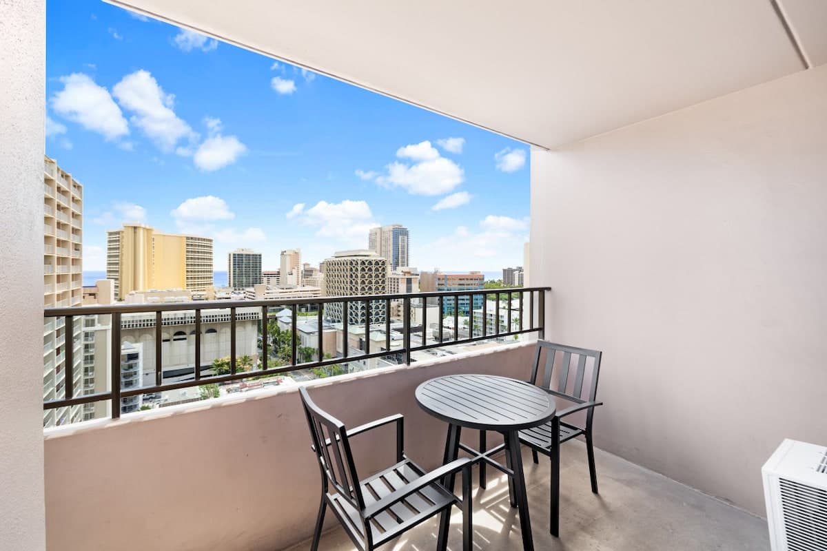 Condo in Honolulu · ★4.2 · 1 bedroom · 3 beds · 1 private bath - Photo 1