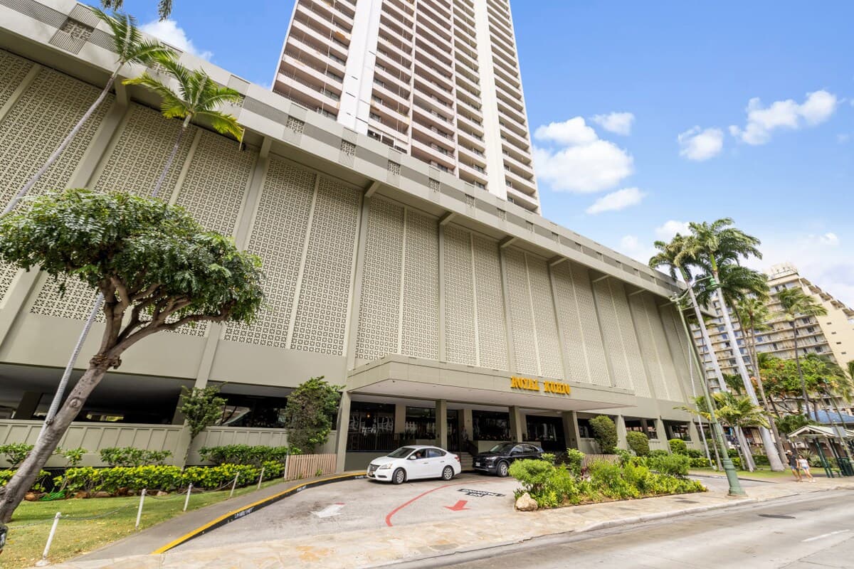 Condo in Honolulu · ★4.2 · 1 bedroom · 3 beds · 1 private bath - Photo 3