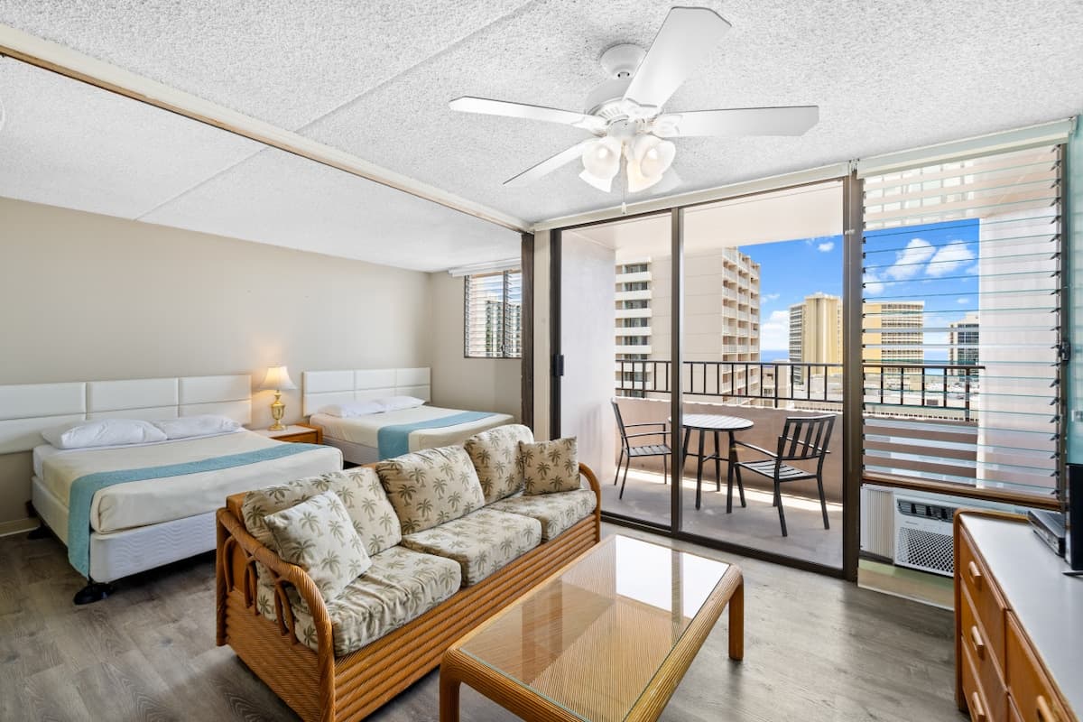 Condo in Honolulu · ★4.33 · 1 bedroom · 3 beds · 1 private bath - Photo 3