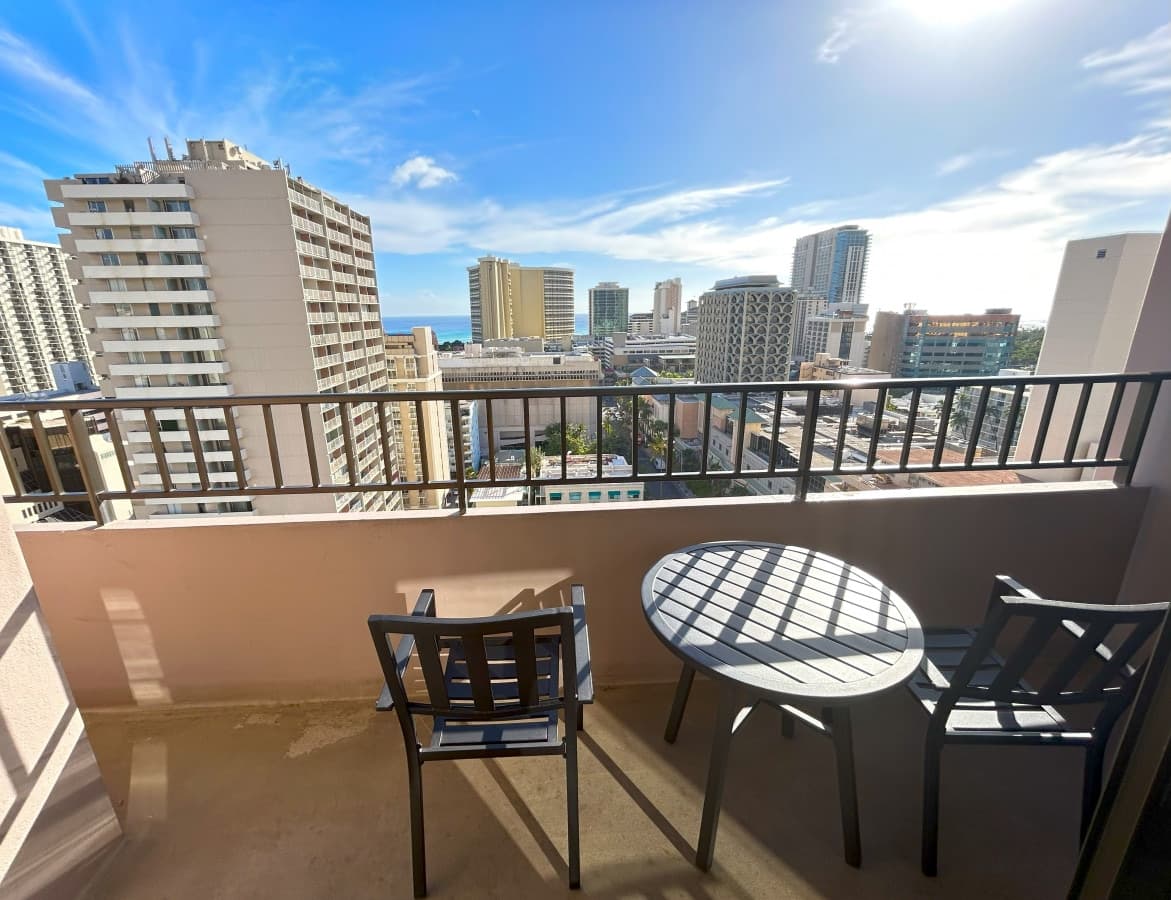 Condo in Honolulu · ★4.22 · 1 bedroom · 3 beds · 1 private bath - Photo 2