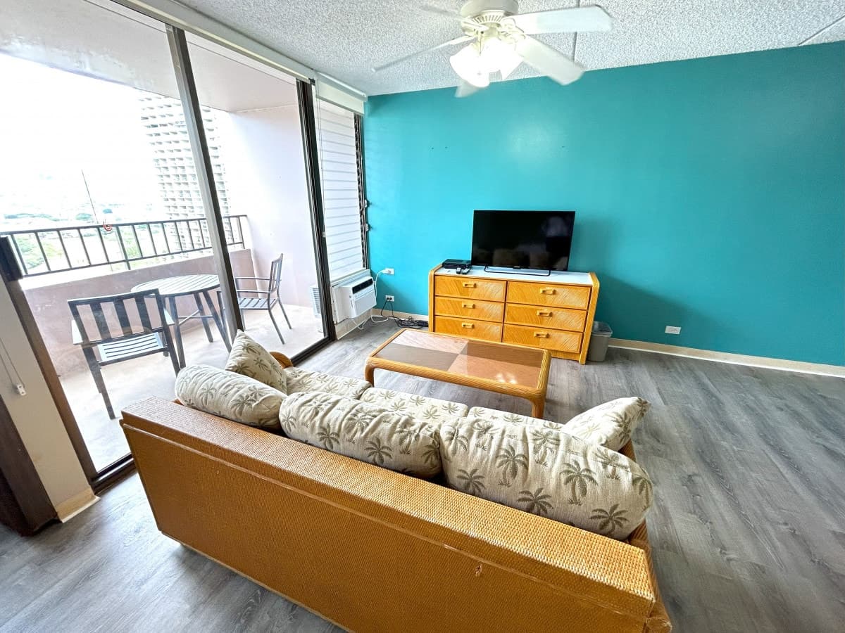 Condo in Honolulu · ★4.71 · 1 bedroom · 3 beds · 1 private bath - Photo 2