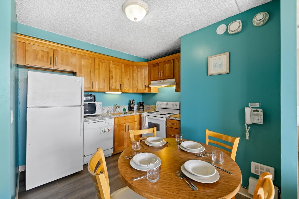 Condo in Honolulu · ★4.27 · 1 bedroom · 3 beds · 1 private bath - Photo 1