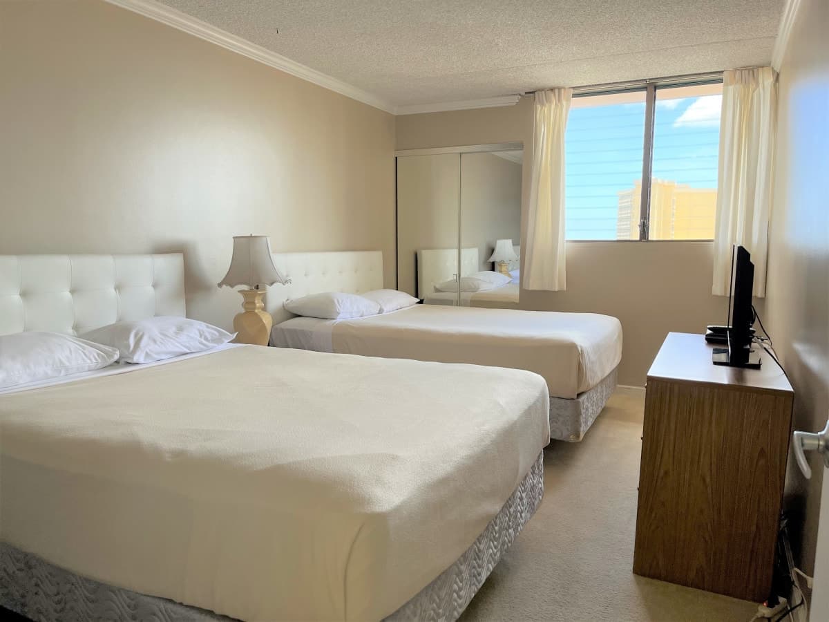 Condo in Honolulu · ★4.19 · 1 bedroom · 3 beds · 1 private bath - Photo 1