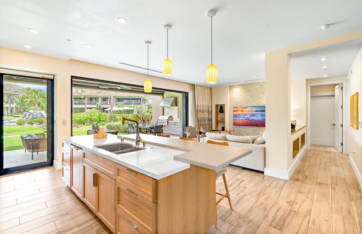 Condo in Lahaina · ★5.0 · 3 bedrooms · 4 beds · 3 baths - Photo 2