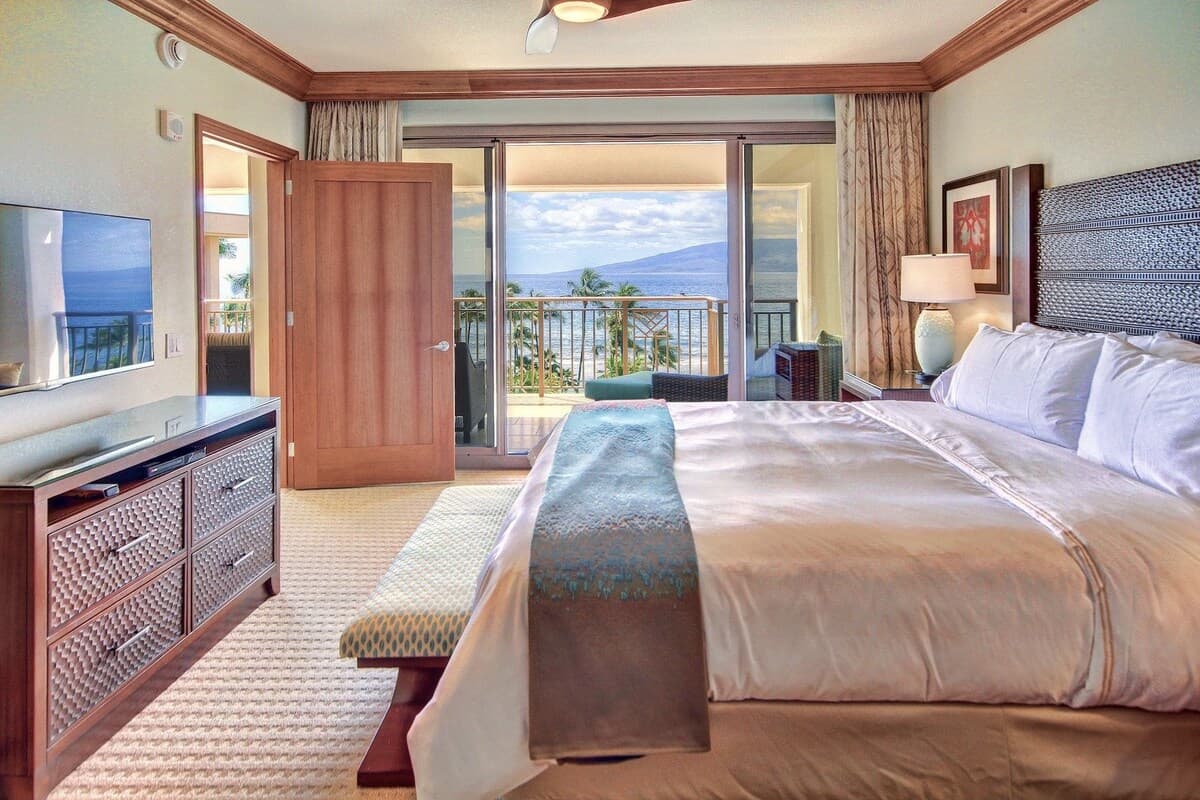 Condo in Lahaina · ★5.0 · 2 bedrooms · 4 beds · 2 baths - Photo 2