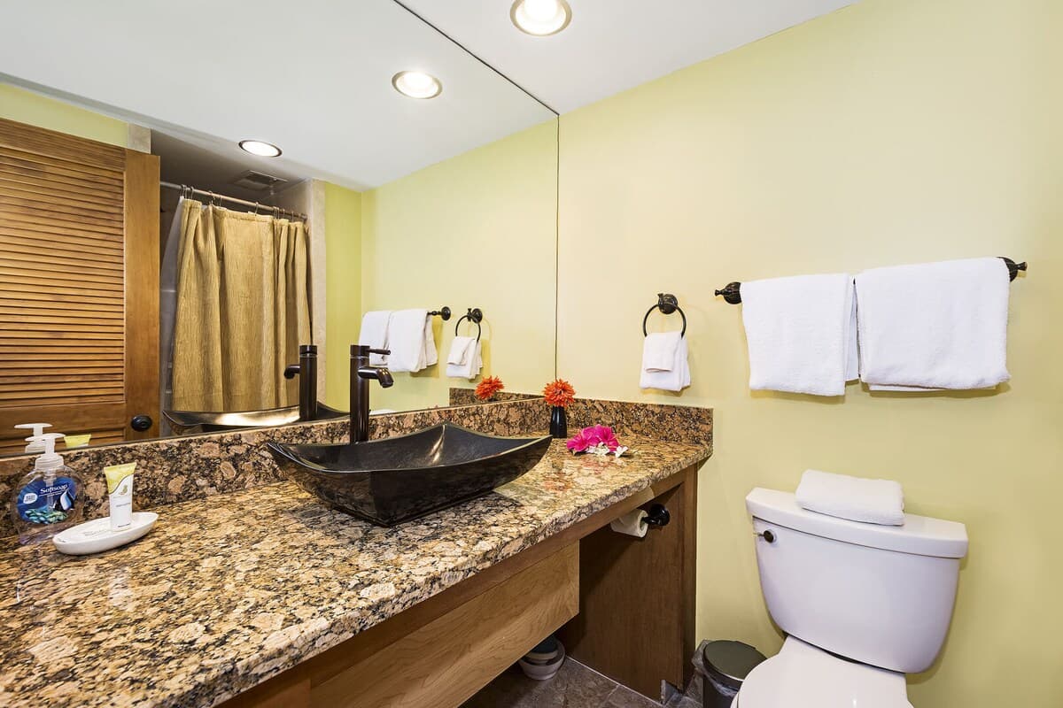 Condo in Kailua-Kona · ★4.69 · 2 bedrooms · 2 beds · 2 baths - Photo 5