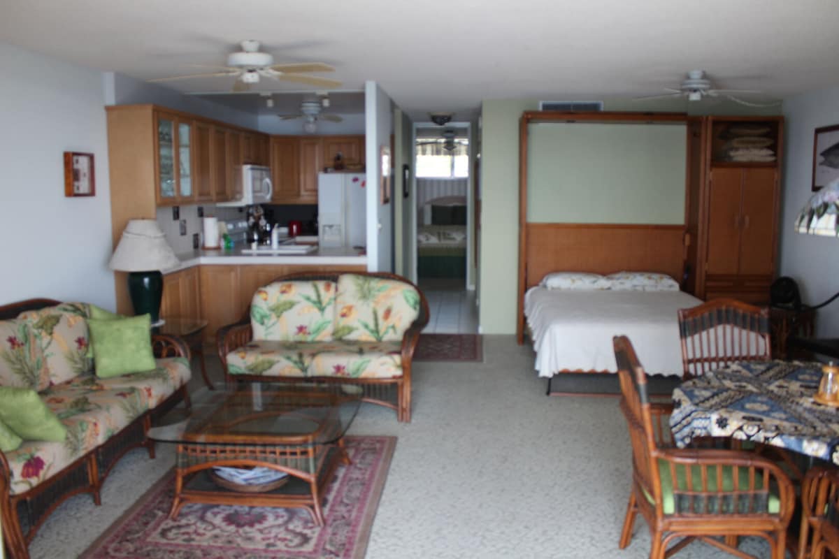 Condo in Kailua-Kona · ★5.0 · 1 bedroom · 1 bed · 2 private baths - Photo 4