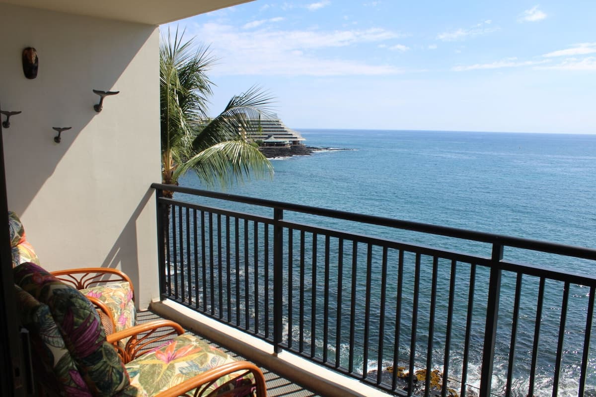 Condo in Kailua-Kona · ★5.0 · 1 bedroom · 1 bed · 2 private baths - Photo 2