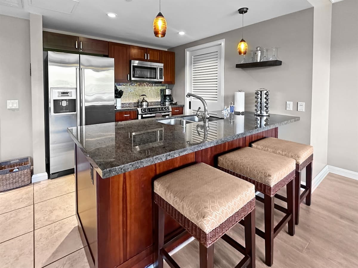 Condo in Lahaina · ★4.91 · 1 bedroom · 2 beds · 1 bath - Photo 2