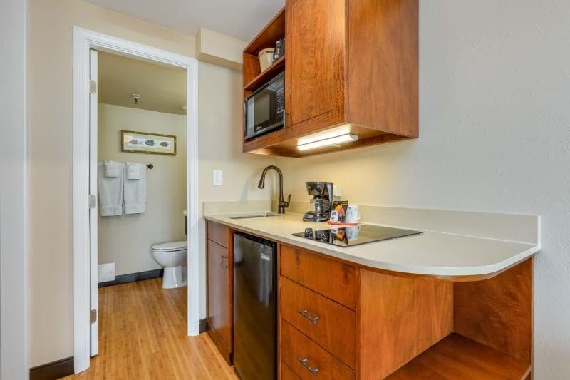 Condo in Honolulu · ★4.0 · Studio · 2 beds · 1 private bath - Photo 3