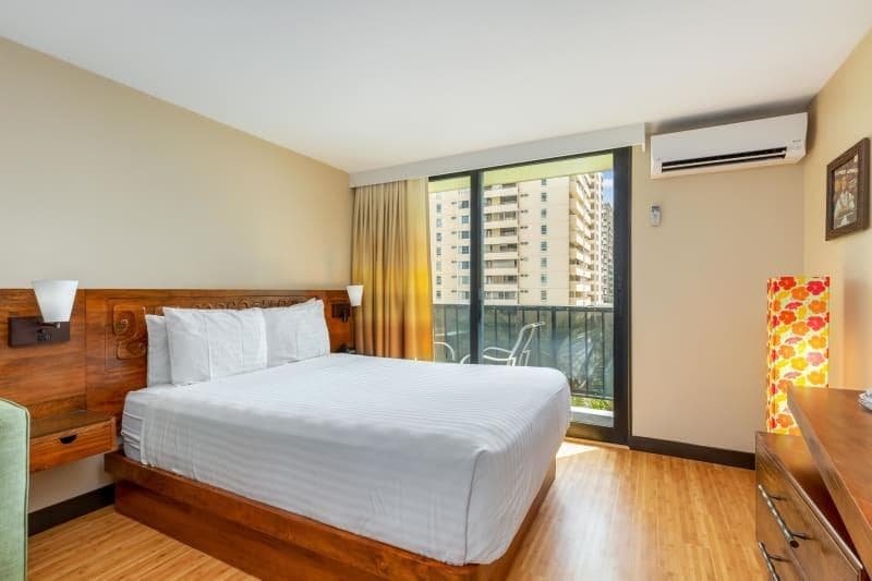 Condo in Honolulu · ★4.0 · Studio · 2 beds · 1 private bath - Photo 4