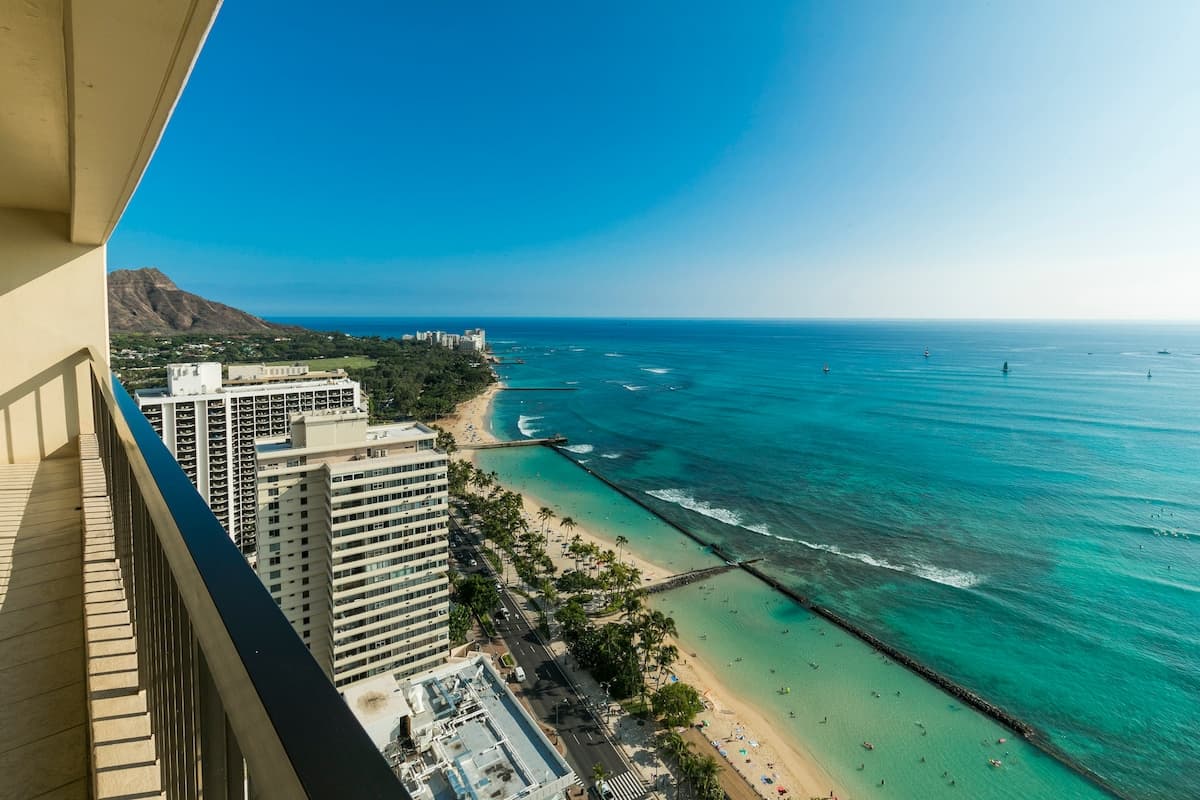 Condo in Honolulu · ★5.0 · 2 bedrooms · 4 beds · 2 shared baths - Photo 1