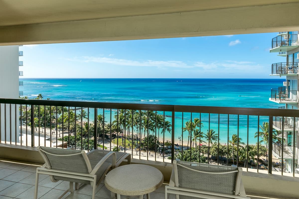 Condo in Honolulu · ★5.0 · 2 bedrooms · 4 beds · 2 shared baths - Photo 1