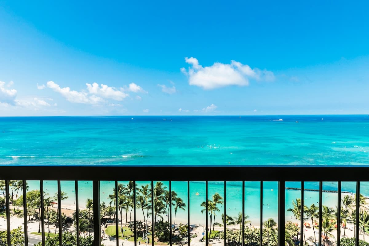 Condo in Honolulu · ★5.0 · 2 bedrooms · 4 beds · 2 shared baths - Photo 1