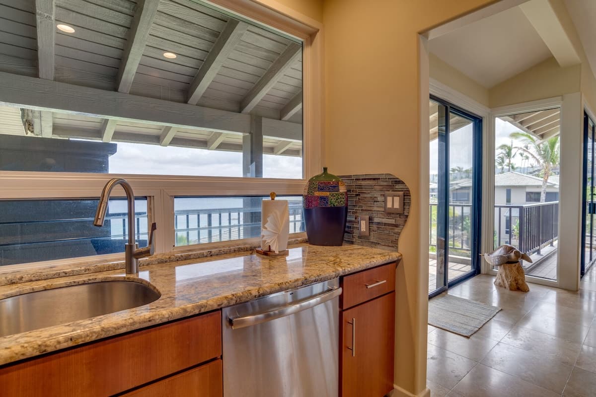 Condo in Lahaina · ★5.0 · 1 bedroom · 3 beds · 1 bath - Photo 3