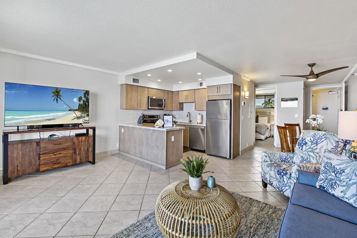 Condo in Lahaina · ★4.95 · 1 bedroom · 2 beds · 1 bath - Photo 5