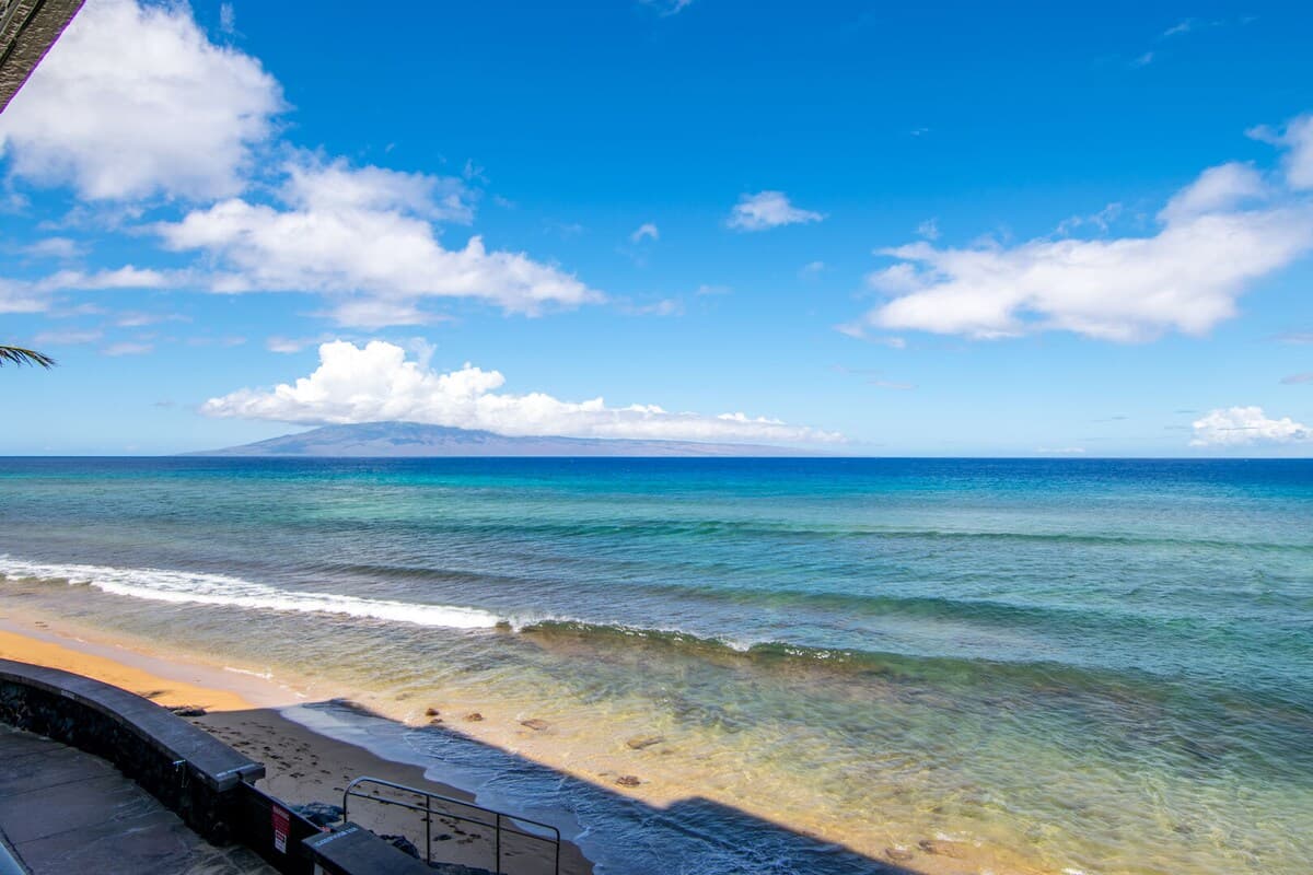 Condo in Lahaina · ★4.95 · 1 bedroom · 2 beds · 1 bath - Photo 2