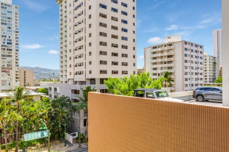 Condo in Honolulu · ★4.0 · Studio · 2 beds · 1 private bath - Photo 5