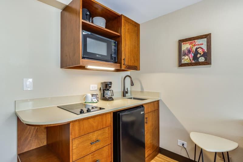 Condo in Honolulu · ★4.0 · Studio · 2 beds · 1 private bath - Photo 2