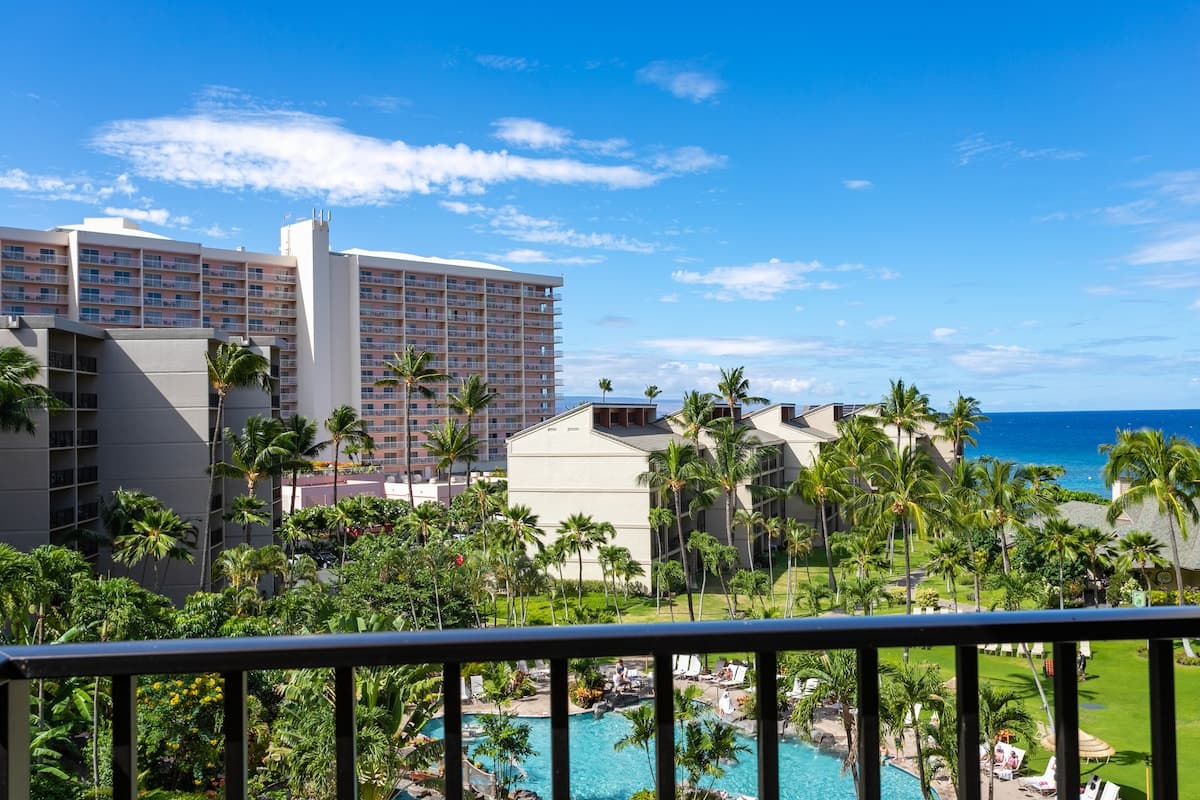 Condo in Lahaina · ★5.0 · 1 bedroom · 2 beds · 1 shared bath - Photo 1