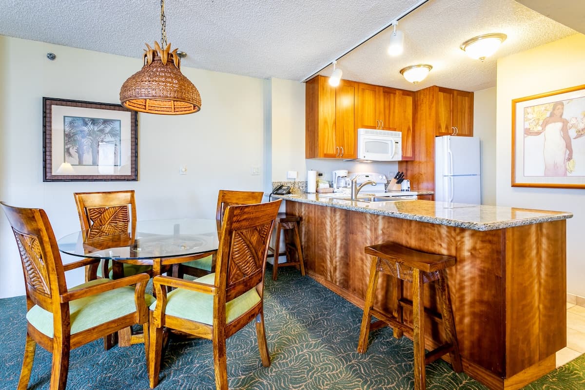 Condo in Lahaina · ★5.0 · 1 bedroom · 2 beds · 1 shared bath - Photo 4
