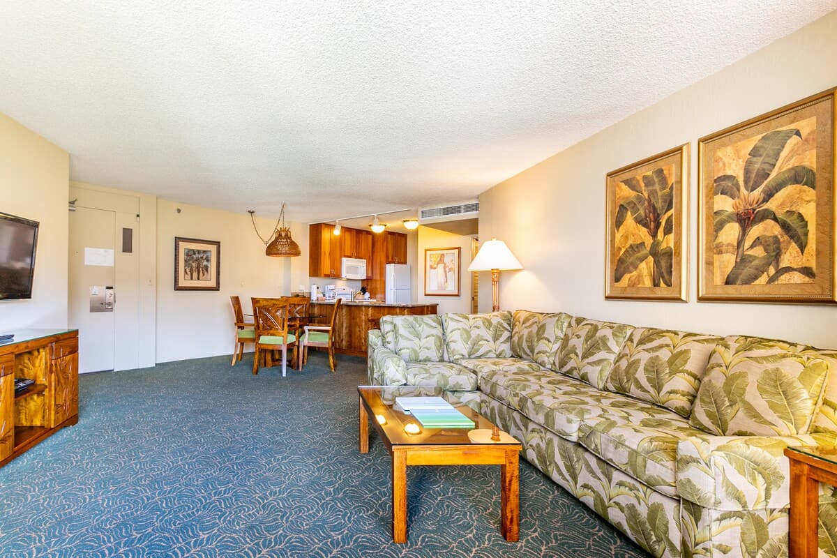 Condo in Lahaina · ★5.0 · 1 bedroom · 2 beds · 1 shared bath - Photo 3