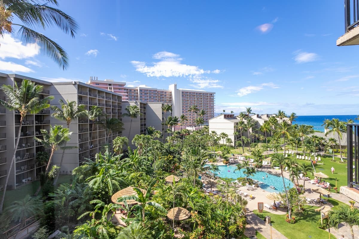 Condo in Lahaina · ★5.0 · 1 bedroom · 2 beds · 1 shared bath - Photo 2