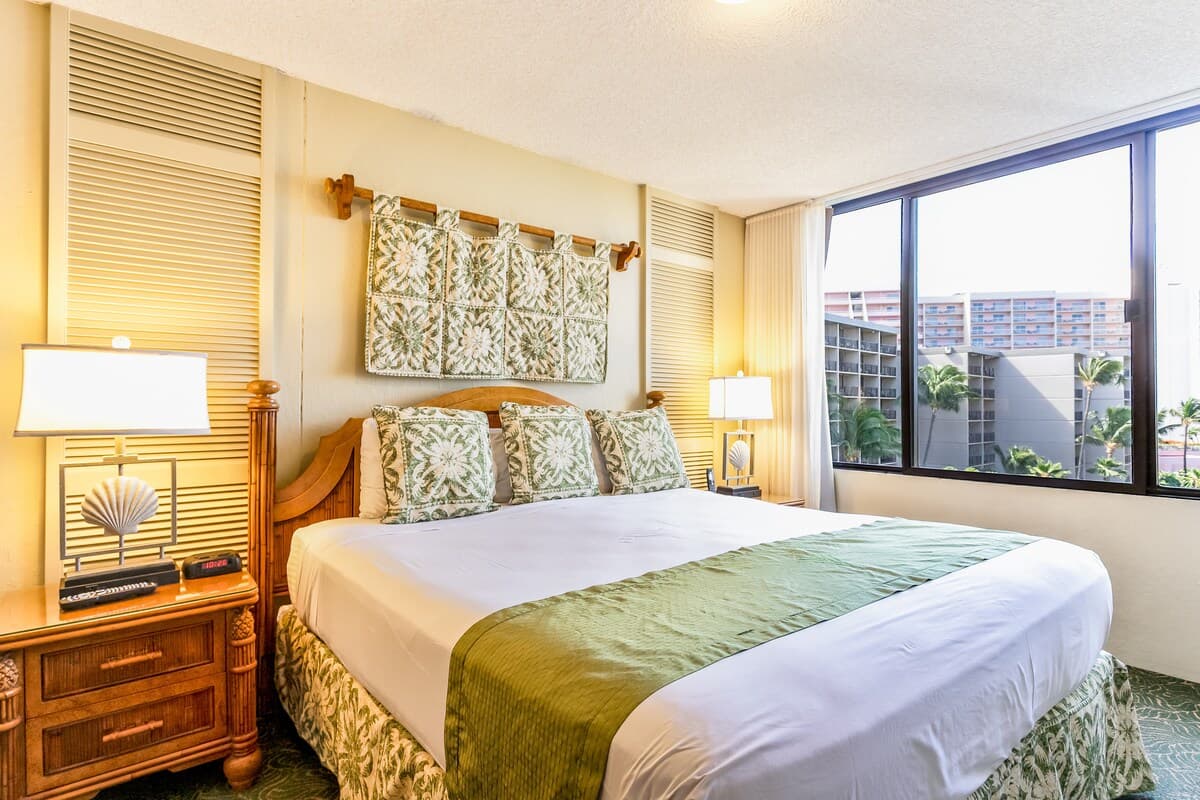 Condo in Lahaina · ★5.0 · 1 bedroom · 2 beds · 1 shared bath - Photo 5