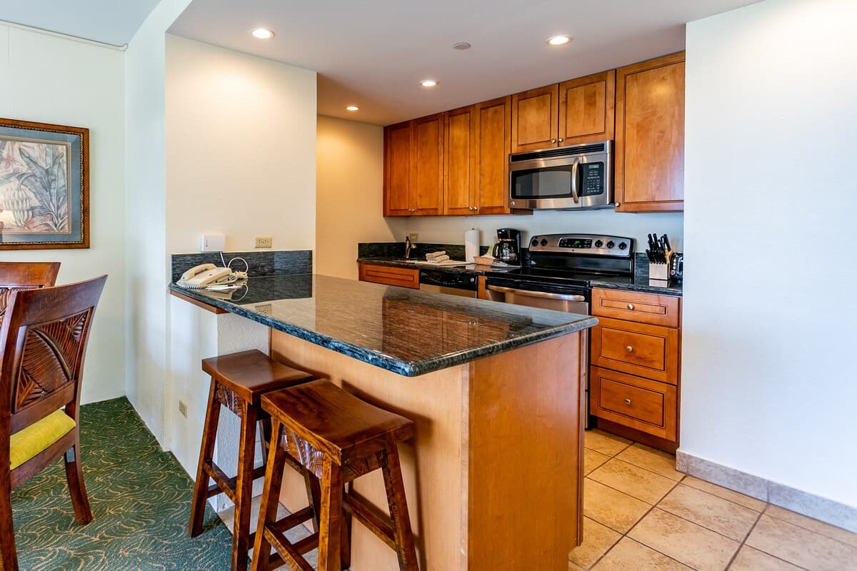 Condo in Lahaina · ★4.82 · 2 bedrooms · 4 beds · 2 shared baths - Photo 2