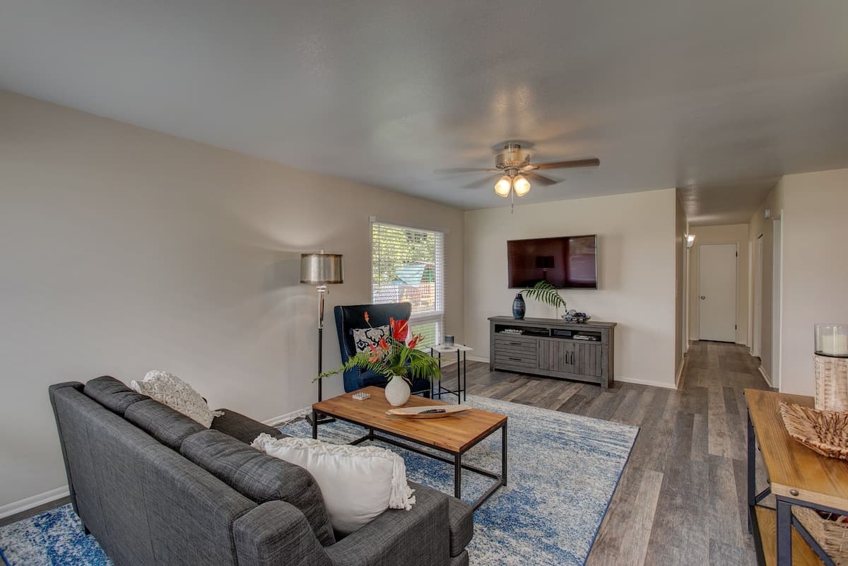 Home in Hilo · ★4.7 · 3 bedrooms · 3 beds · 2 shared baths - Photo 4