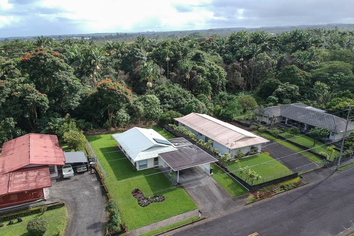 Home in Hilo · ★4.7 · 3 bedrooms · 3 beds · 2 shared baths - Photo 2
