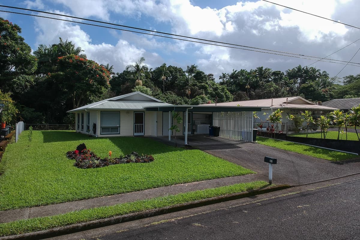 Home in Hilo · ★4.7 · 3 bedrooms · 3 beds · 2 shared baths - Photo 1