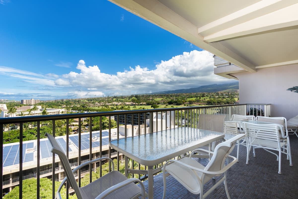 Condo in Lahaina · ★4.83 · 1 bedroom · 2 beds · 2 baths - Photo 3