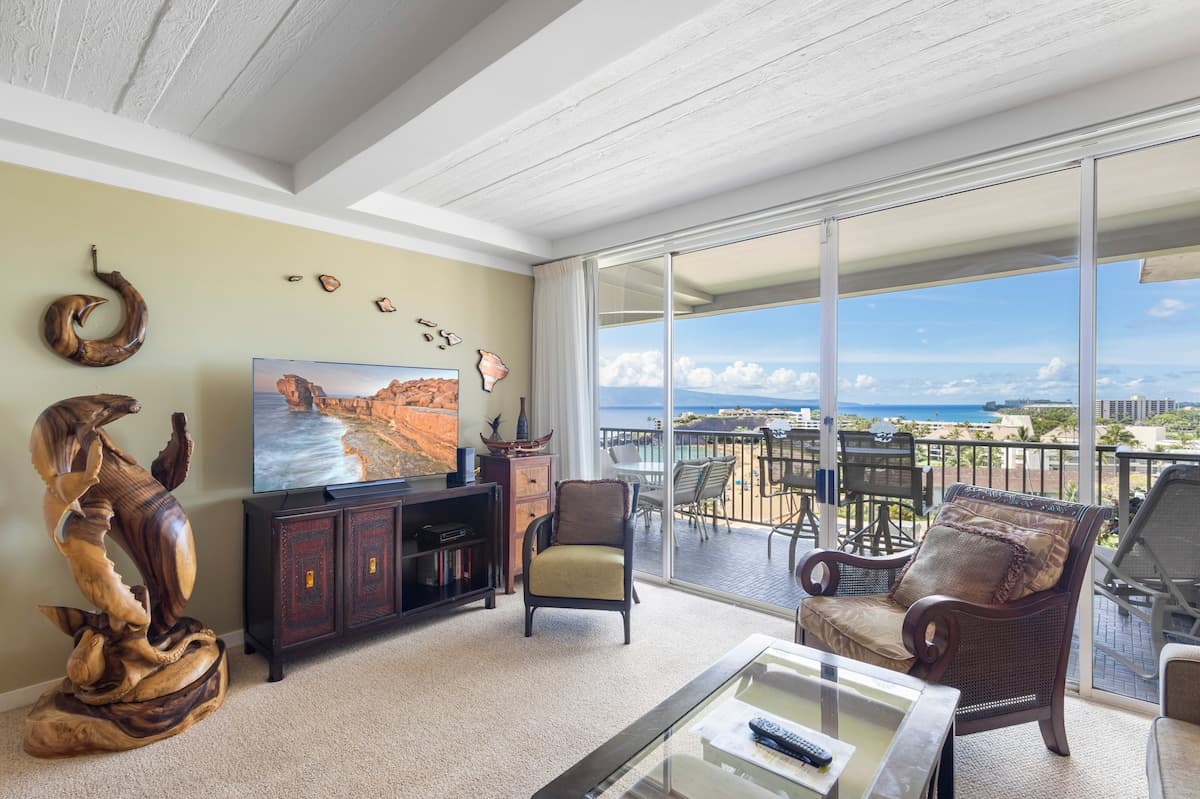 Condo in Lahaina · ★4.83 · 1 bedroom · 2 beds · 2 baths - Photo 4