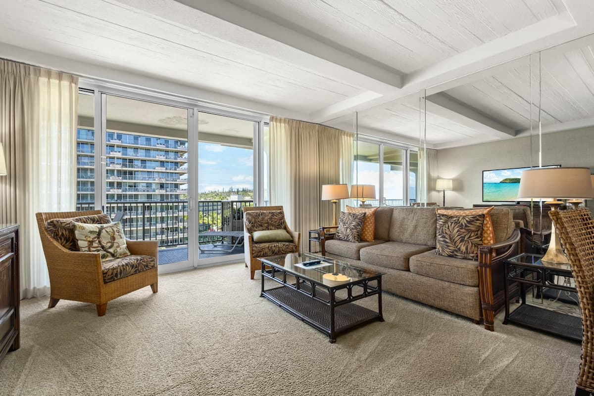 Condo in Lahaina · ★4.67 · 1 bedroom · 2 beds · 2 baths - Photo 4