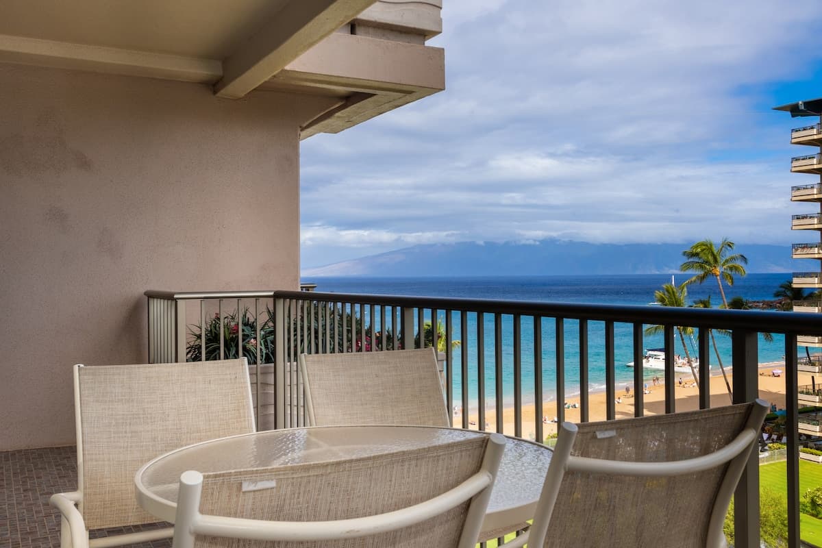 Condo in Lahaina · ★4.67 · 1 bedroom · 2 beds · 2 baths - Photo 2