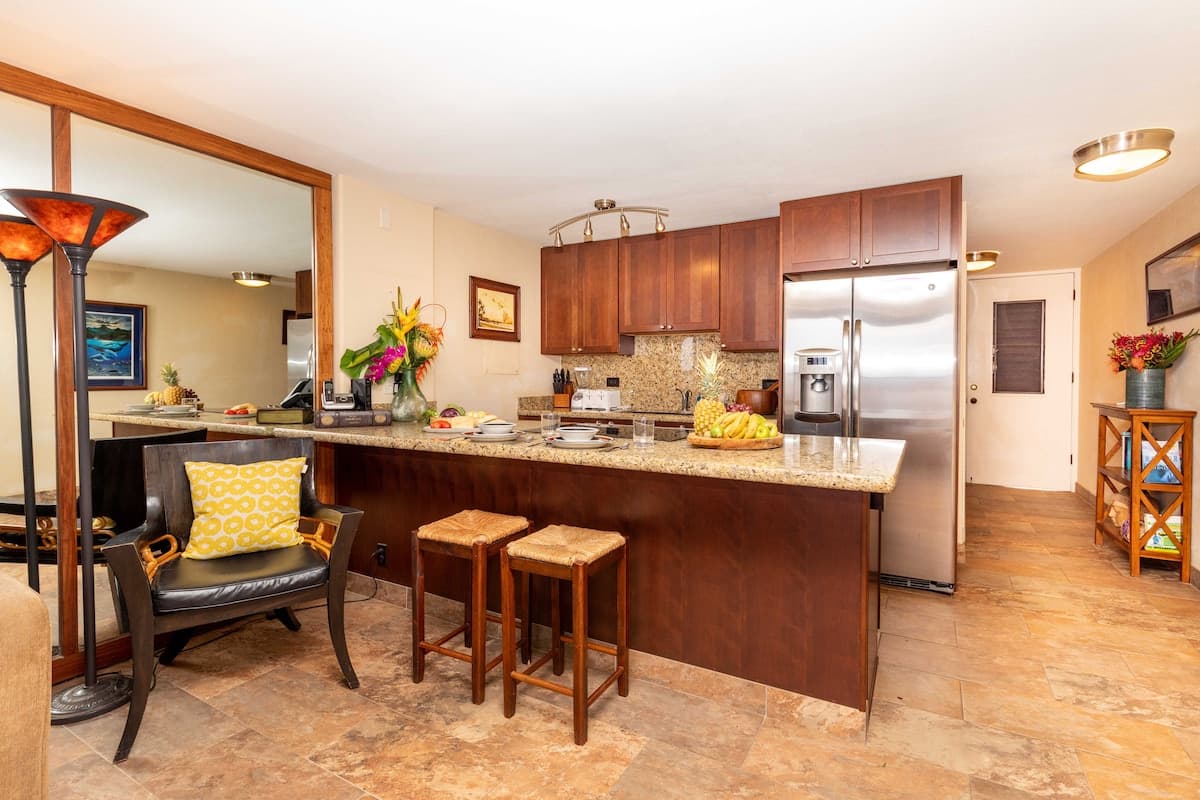Condo in Lahaina · ★4.6 · 1 bedroom · 2 beds · 1 bath - Photo 5