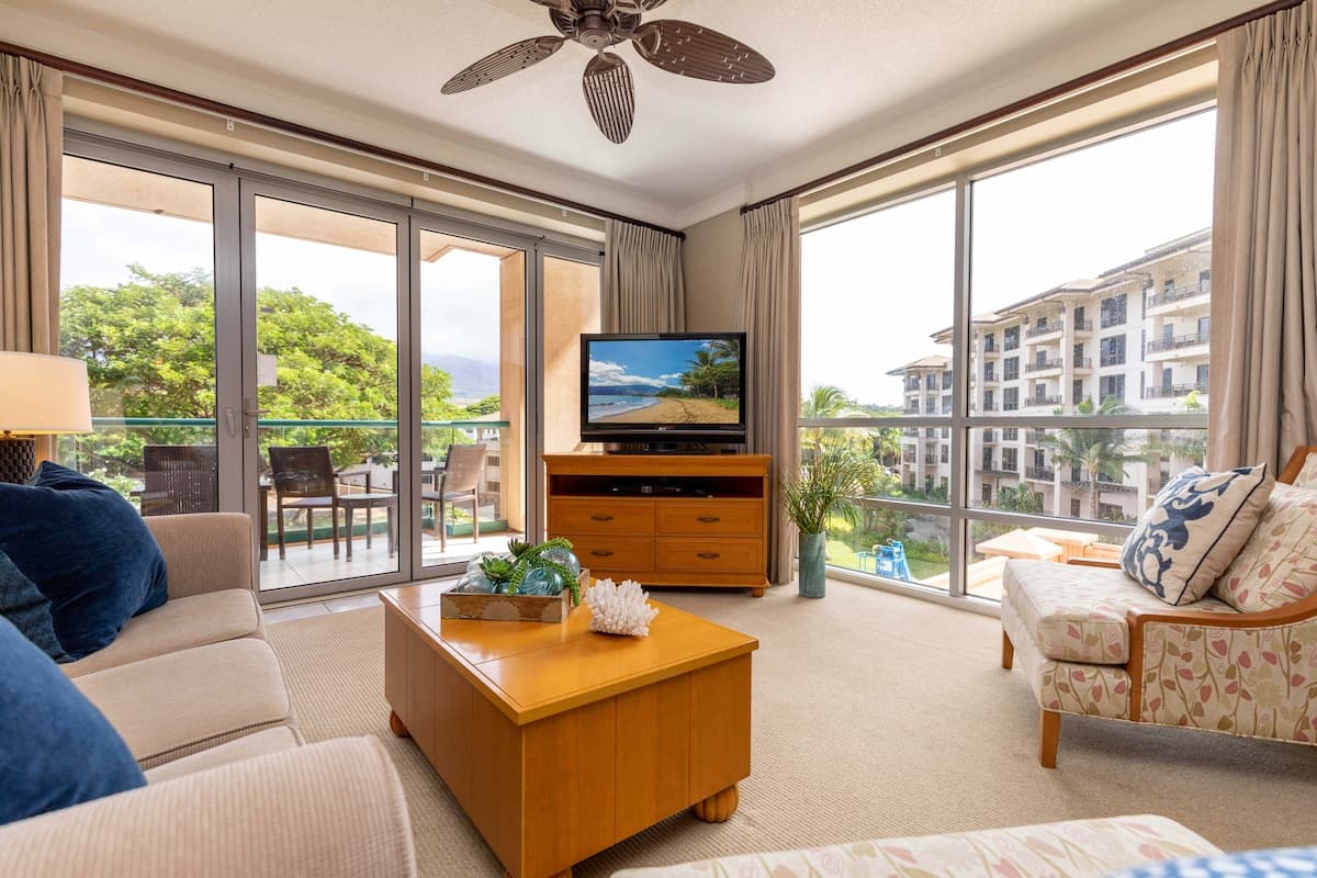 Condo in Lahaina · ★4.36 · 2 bedrooms · 3 beds · 2 baths - Photo 2