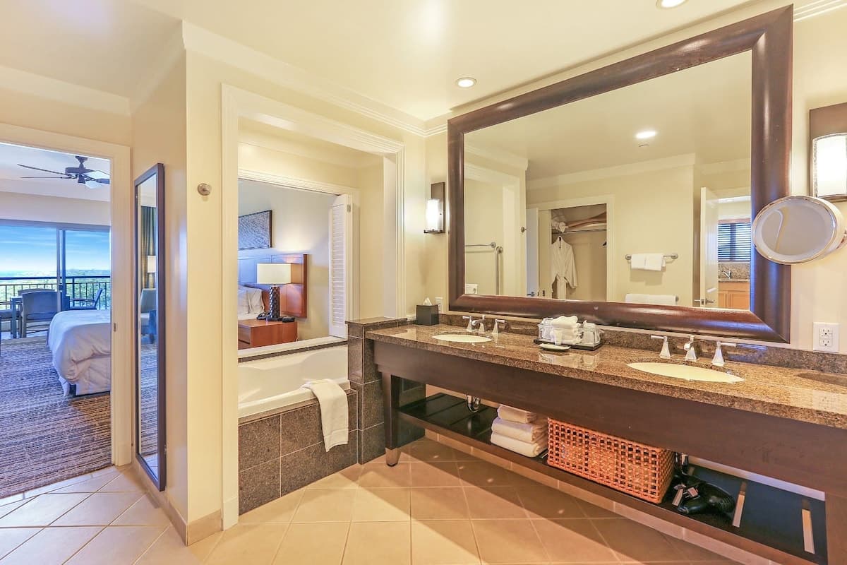 Condo in Lahaina · ★5.0 · 1 bedroom · 2 beds · 1 bath - Photo 3