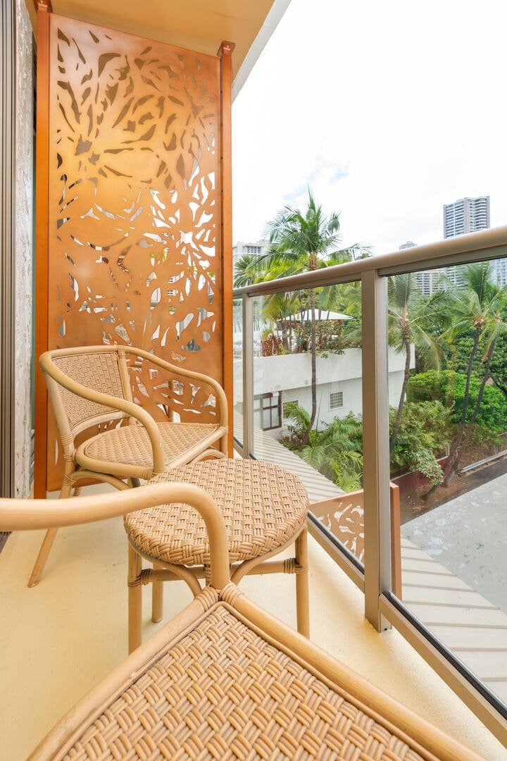 Condo in Honolulu · ★4.68 · 1 bedroom · 2 beds · 1 private bath - Photo 2