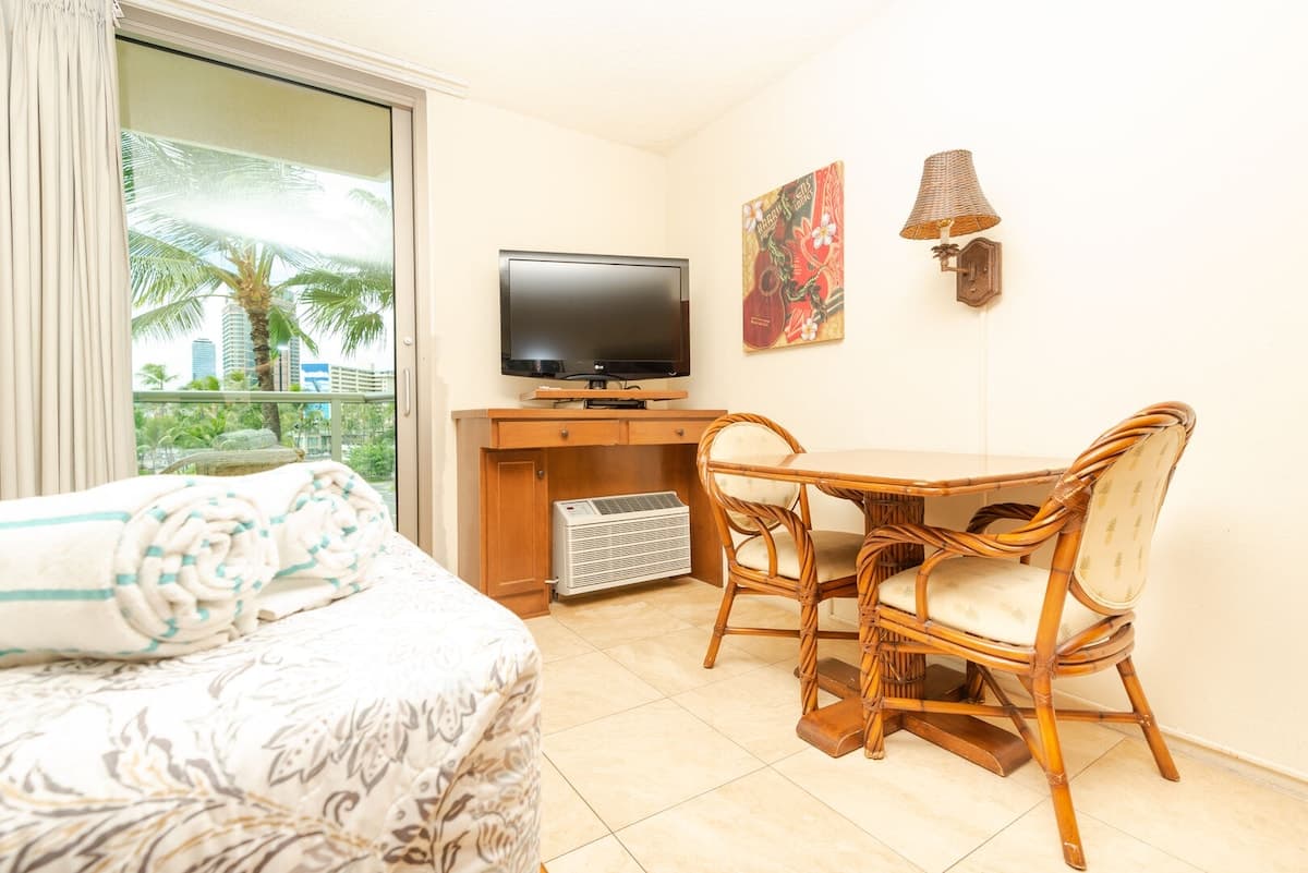 Condo in Honolulu · ★4.68 · 1 bedroom · 2 beds · 1 private bath - Photo 3