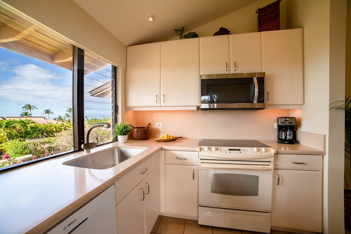 Condo in Kihei · ★5.0 · 1 bedroom · 2 beds · 2 baths - Photo 5
