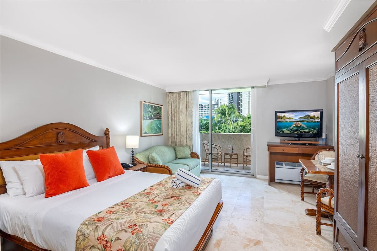 Condo in Honolulu · ★4.76 · 1 bedroom · 3 beds · 1 private bath - Photo 1
