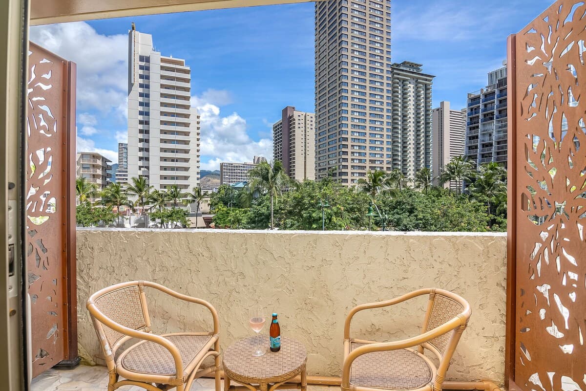 Condo in Honolulu · ★4.76 · 1 bedroom · 3 beds · 1 private bath - Photo 2