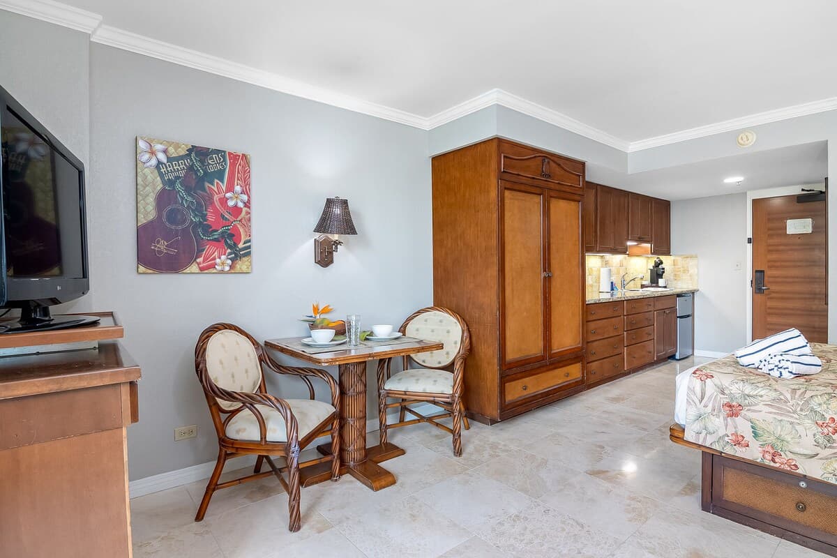 Condo in Honolulu · ★4.76 · 1 bedroom · 3 beds · 1 private bath - Photo 3