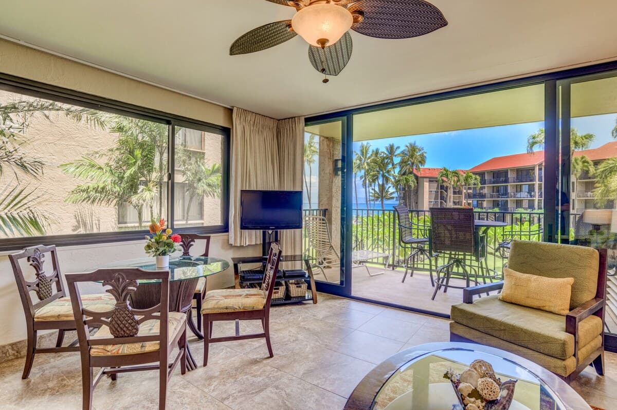 Condo in Lahaina · ★4.68 · 1 bedroom · 2 beds · 1 bath - Photo 4
