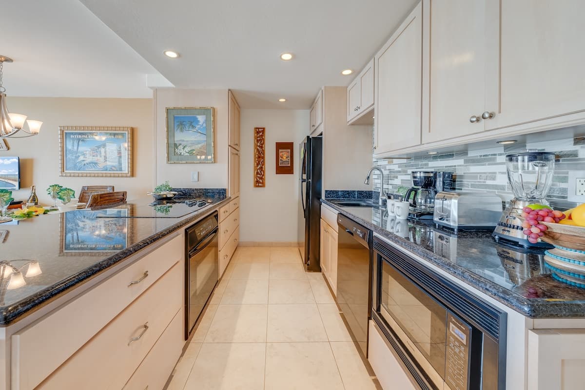Condo in Lahaina · ★4.8 · 1 bedroom · 2 beds · 1 bath - Photo 5