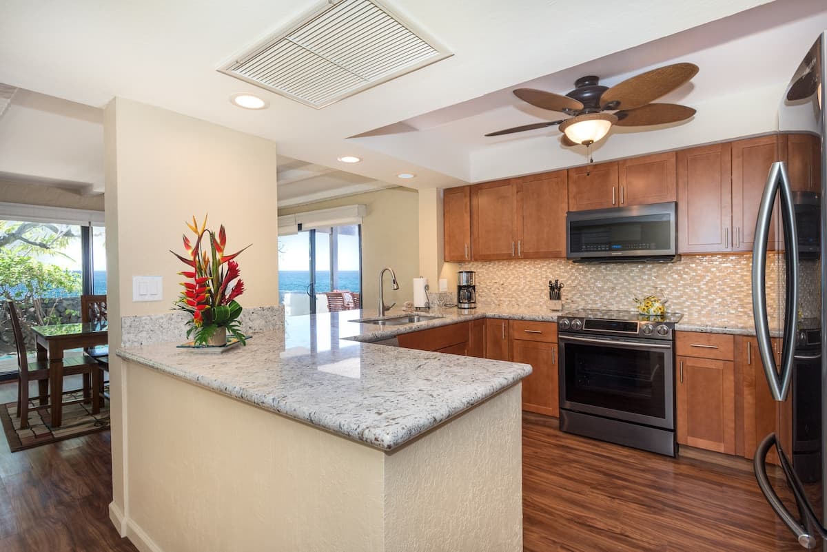 Condo in Kailua-Kona · ★4.48 · 2 bedrooms · 3 beds · 2 baths - Photo 2