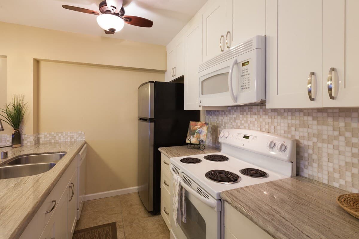 Condo in Kailua-Kona · ★4.45 · 2 bedrooms · 2 beds · 2 baths - Photo 3