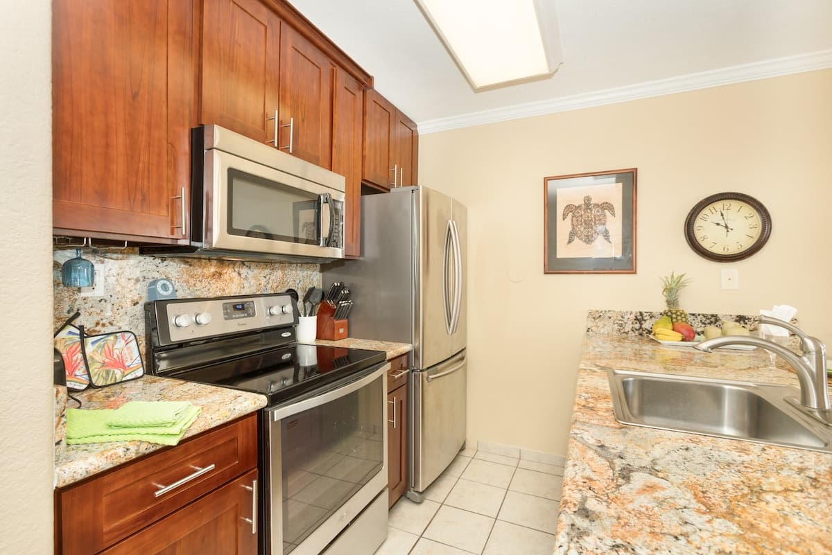 Condo in Kailua-Kona · ★4.77 · 1 bedroom · 2 beds · 1 bath - Photo 3